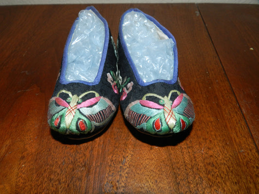 Antique Embroidered Childs Cloth Chinese Shoes with a Butterfly    VG